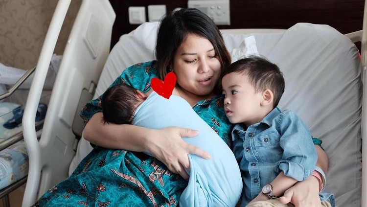 Tya Ariestya enggak mau asal pilih produk untuk perawatan kulit anaknya.