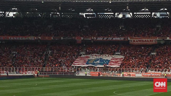 Dari Cirebon, Nenek Jakmania Naik Mobil Boks Nonton Persija Jakmania asal Cirebon dan Purwakarta ikut menonton laga Persija vs Persib di SUGBK, Jakarta. Mereka menempuh segala cara untuk mendukung klub kebanggannya.