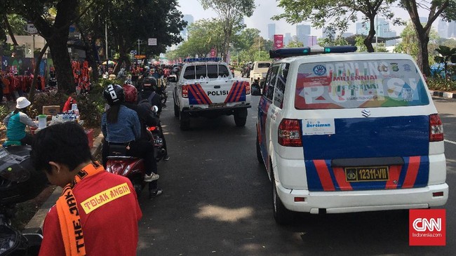 Jelang Persija Jakarta vs Persib Bandung pada lanjutan Liga 1 2019, kelompok suporter tim Macan Kemayoran, The Jakmania, mulai meramaikan kawasan GBK.