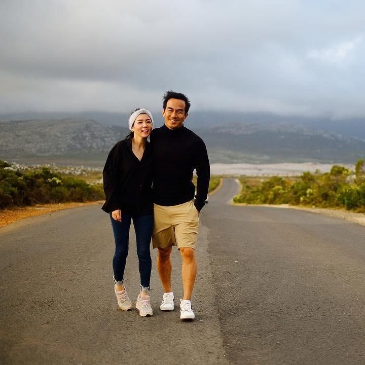 <p>Dalam beberapa postingan di Instagram, Joe Taslim memiliki panggilan unik sekaligus lucu bagi sang istri tercinta, yakni 'DongBoy' atau Kedondong Kiambuoy. <em>He-he-he</em>. <em>Wah</em>, apa artinya ya? (Foto: Instagram @joe_taslim)</p>