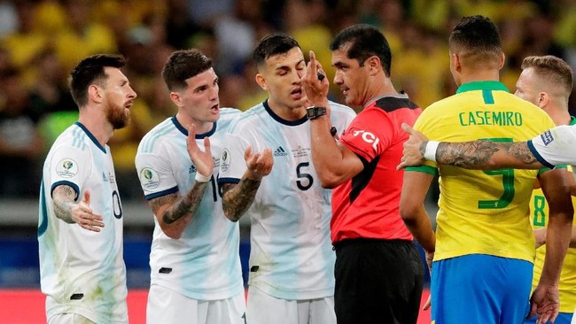 Wasit yang memimpin laga Brasil kontra Argentina di semifinal Copa America 2019, Roddy Zambrano, mengaku terkejut dengan pernyataan Lionel Messi.