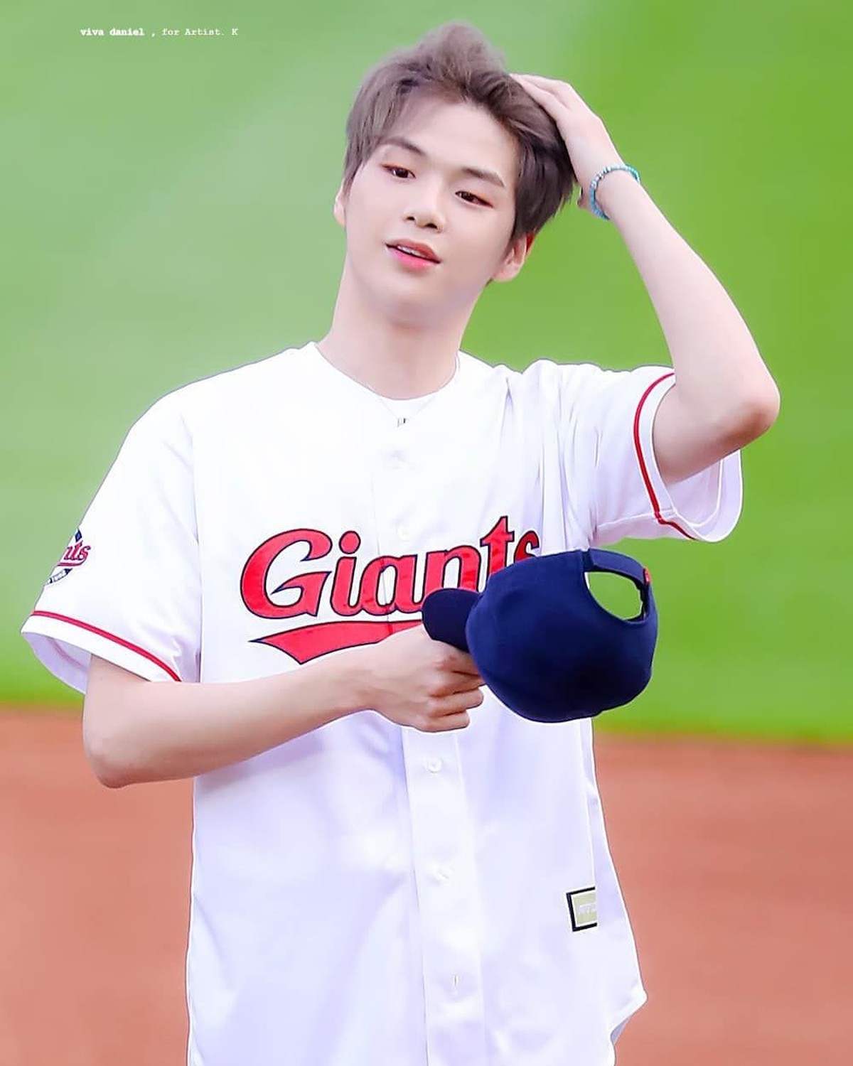 Usai lama menghilang&comma; Kang Daniel tampil di pertandingan NC Dinos Vs Lotte Giants sebagai pelempar bola pada Selasa &lpar;9&sol;7&rpar;&period;