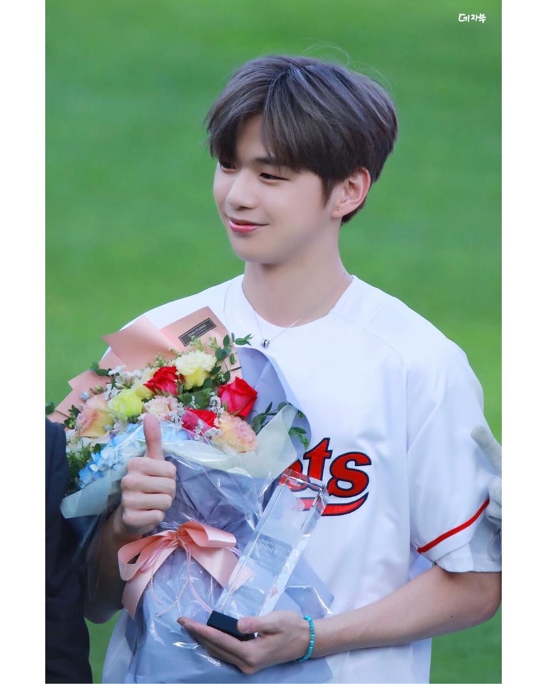 Usai lama menghilang, Kang Daniel tampil di pertandingan NC Dinos Vs Lotte Giants sebagai pelempar bola pada Selasa (9/7).