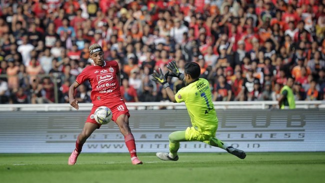 Dokter tim Persib Bandung, Rafi Ghani, bingung mengenai penyebab pasti cedera patah tulang kering kaki kiri kiper Muhammad Natshir.