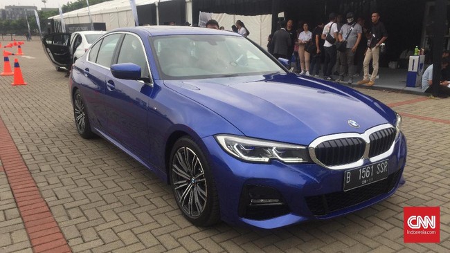 BMW Seri 3 punya fitur yang menyimpan rekaman mengemudi sejauh 50 meter lalu bisa digunakan untuk mengulanginya dalam posisi mundur.