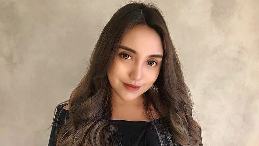 Salmafina Sebut Istri Ajun Perwira 'Mami', Sunan: Dia Bukan Ibu Kamu Salmafina panggil istri Ajun Perwira, Jennifer Jill atau Ipel, dengan sebutan Mami. Sunan Kalijaga memberikan balasan komentar atas unggahan itu.