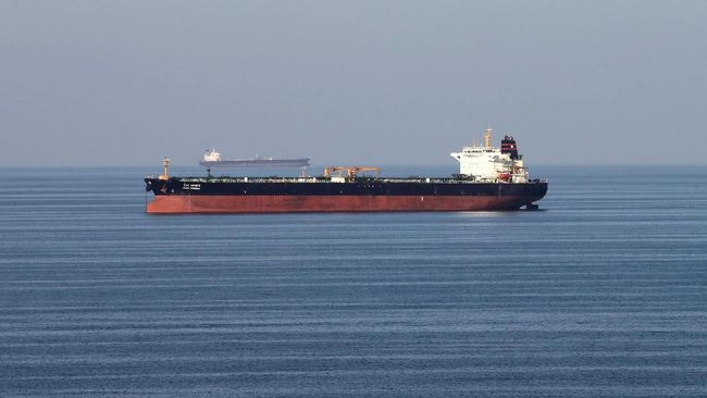 Iran Bantah Tuduhan Hendak Tangkap Tanker Inggris Menurut pemerintah Inggris, tiga kapal perang Iran sempat menghalangi laju tanker British Heritage di Selat Hormuz.