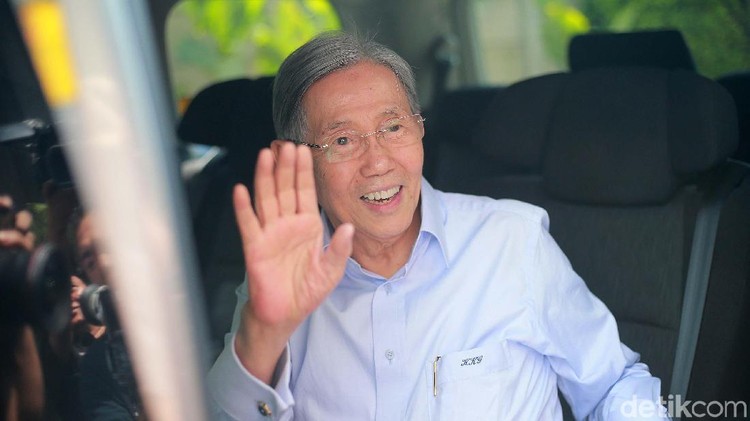Kwik Kian Gie Bicara Pemeriksaanya di KPK Kwik Kian Gie usai diperika penyidik KPK dalam kasus BLBI.Kwik mengaku memberikan banyak keterangan berkaitan dengan kasus tersebut.