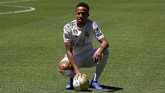 FOTO: Baru Diperkenalkan, Bek Baru Madrid Nyaris Pingsan Bek baru Real Madrid, Eder Militao, nyaris pingsan saat diperkenalkan untuk kali pertama menjadi pemain Los Blancos di Stadion Santiago Bernabeu, Rabu (10/7).