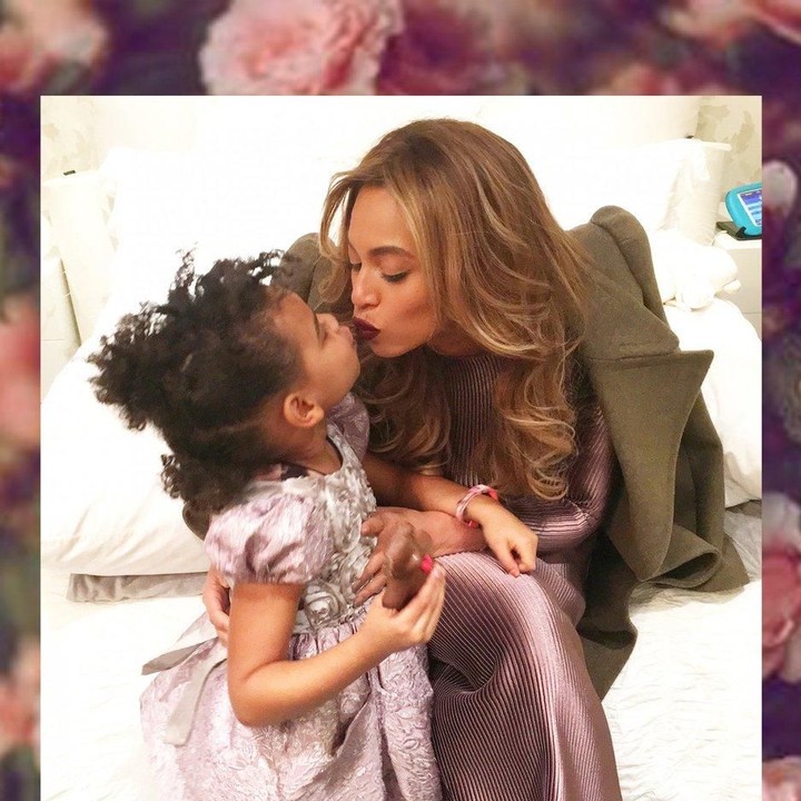 Sweet! Si kecil Blue Ivy memberikan kecup manisnya pada sang ibu. (Foto: beyonce.com)