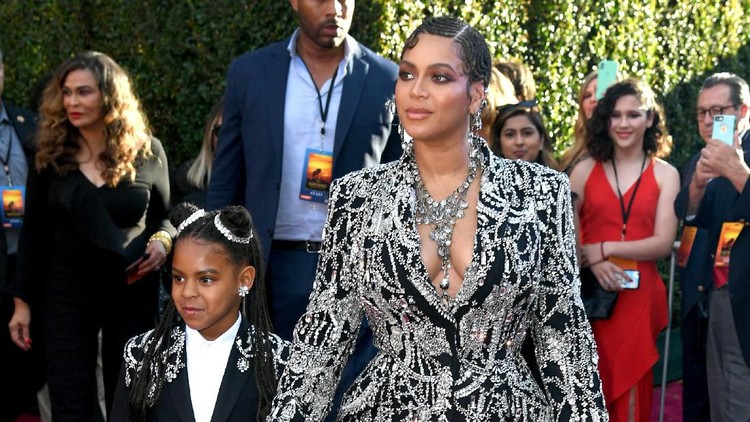 HOLLYWOOD, CALIFORNIA - JULY 09: (L-R) Blue Ivy Carter and BeyoncÃ© attends the premiere of Disney's 