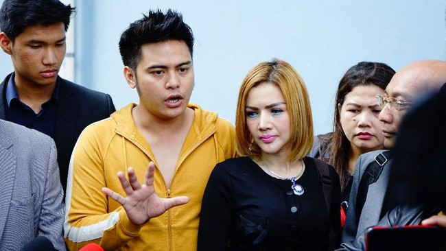 Polda Metro Jaya resmi menahan Galih Ginanjar, Rey Utami dan Pablo Benua terkait kasus video 'bau ikan asin'. Mereka ditahan di Rutan Polda Metro Jaya.