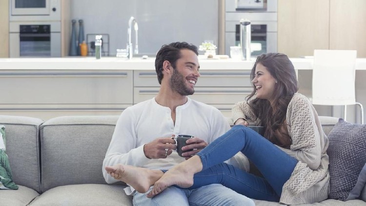 Enggak perlu terburu-buru karena dengan melakukan foreplay, Bunda dan Ayah bisa menciptakan momen yang lebih intim.