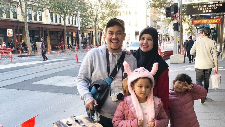 Indra Bekti dan sang istri, Aldilla Jelita, punya cara khusus untuk mendidik kedua buah hatinya. Apa tuh?
