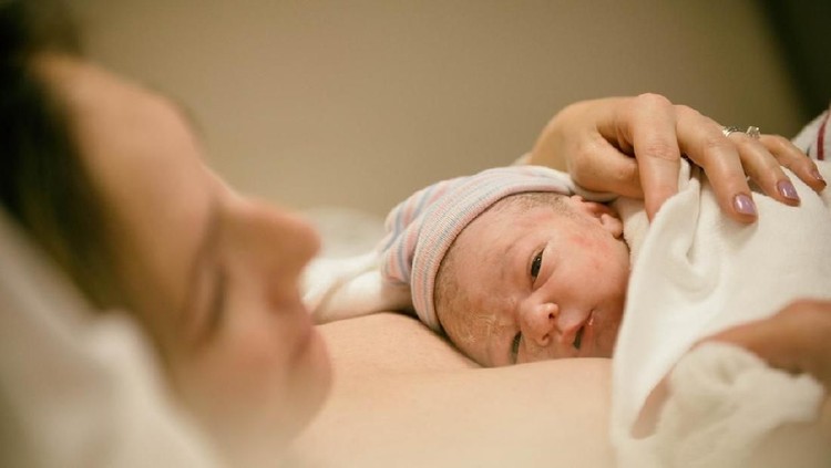 Meskipun banyak lemak di tubuhnya, sebaiknya bayi yang baru lahir jangan dimandikan, Bun.