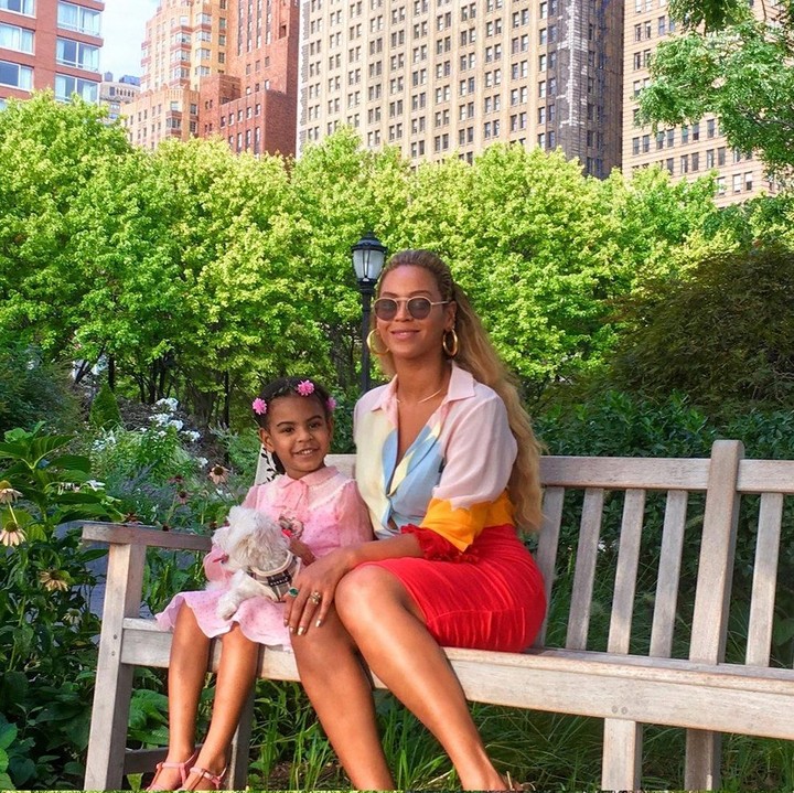 Menghabiskan waktu bersama di luar, kenapa enggak? Tapi, tetap jangan lupa tampil modis ya. (Foto: beyonce.com)