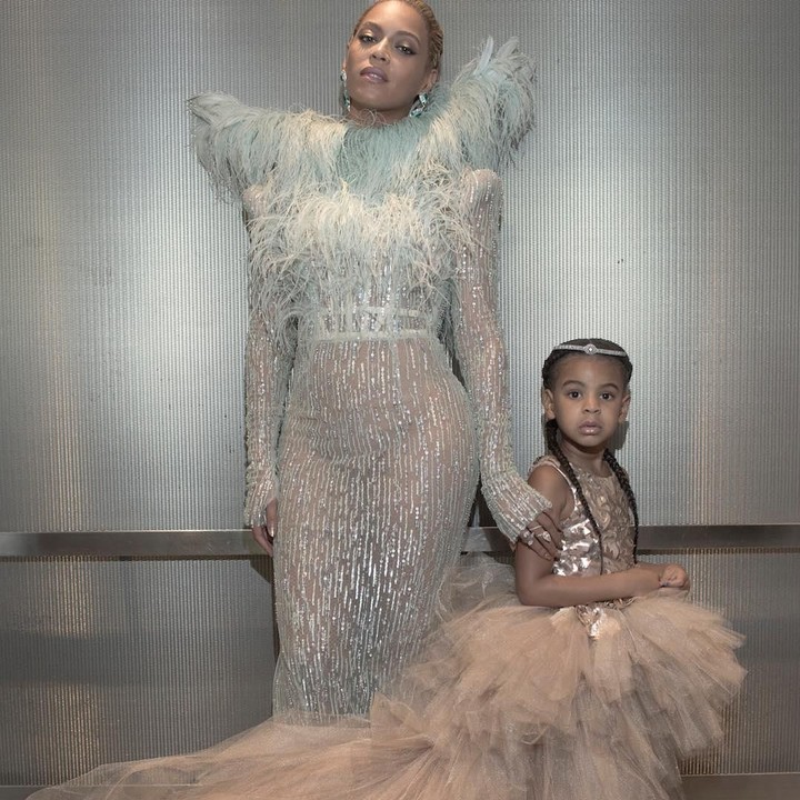 Sama-sama mengenakan gaun, begini kompaknya Beyonce dan Blue Ivy. (Foto: Instagram @beyonce)<br /><br />