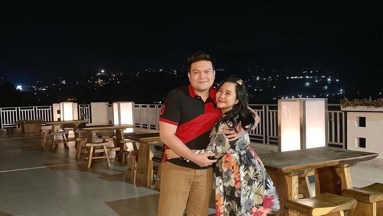 Chikita Meidy mengatakan sering terharu oleh sikap manis sang suami. Mau tahu cerita selengkapanya?
