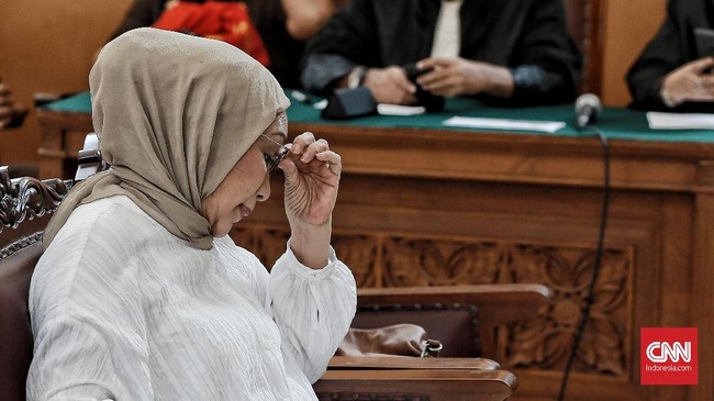 Ratna Sarumpaet divonis 2 tahun penjara. Majelis Hakim menyatakan Ratna terbukti bersalah dalam penyebaran berita bohong atau hoaks soal wajah lebam.