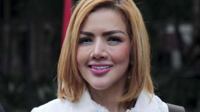 Barbie Kumalasari mengaku sering disebut sebagai pengacara "kaleng-kaleng", maka ia pun ambil kasus jadi pembela terdakwa pencabulan.
