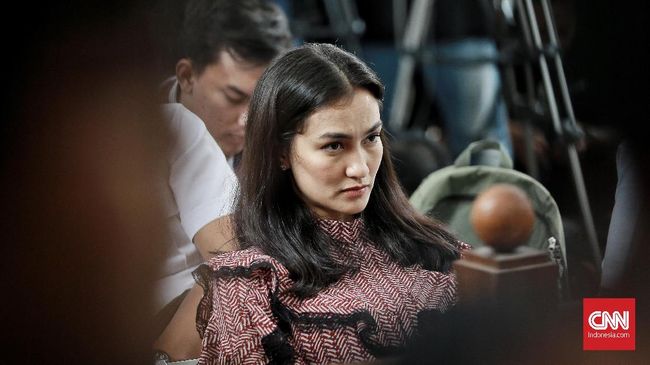Atiqah Hasiholan menjalani tiga kali tes swab dalam sehari dan mendapatkan hasil yang berbeda-beda.