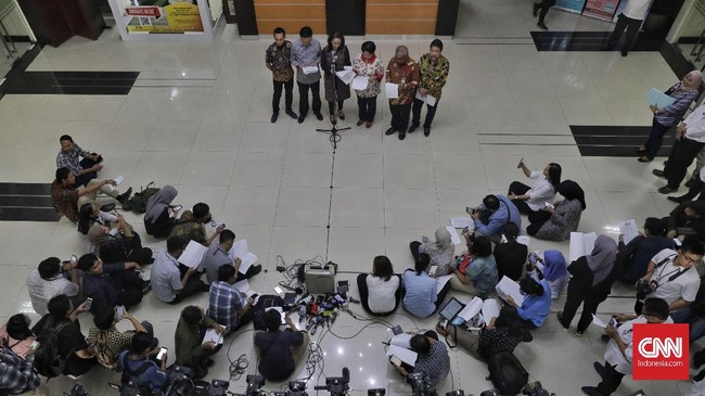 Dewan Pers mennyebut konferensi pers masih dilakukan sejumlah pihak secara langsung lantaran narasumber yang tak percaya diri ketika melakukan konpers online.