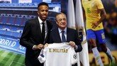 FOTO: Baru Diperkenalkan, Bek Baru Madrid Nyaris Pingsan Bek baru Real Madrid, Eder Militao, nyaris pingsan saat diperkenalkan untuk kali pertama menjadi pemain Los Blancos di Stadion Santiago Bernabeu, Rabu (10/7).