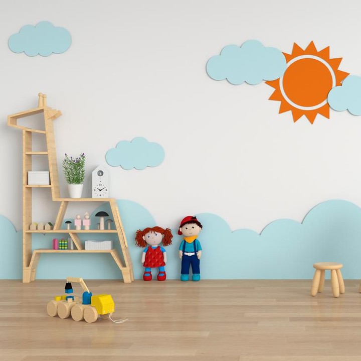 Suasana ruang main anak bisa terlihat cerah dan ceria jika ditambah dekorasi yang imut di tembok. (Foto: iStock)