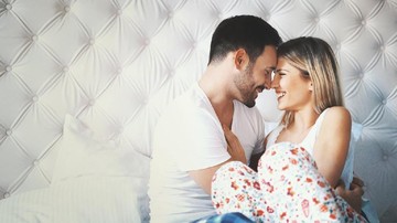 GUNAKAN BANTAL HINGGA CERMIN UNTUK VARIASI GAYA DOGGY STYLE