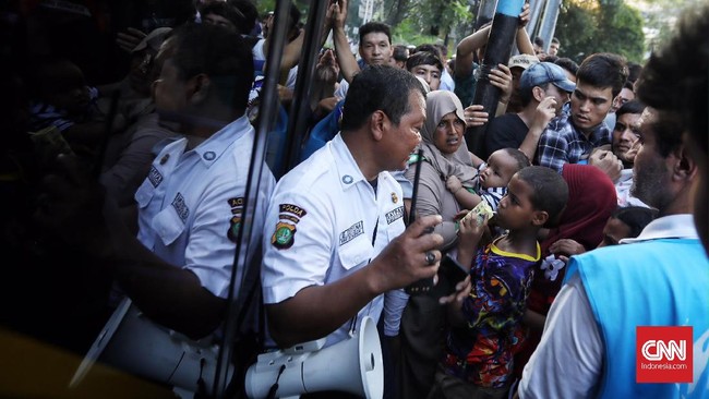 Beberapa bagian atap gedung eks Kodim yang menjadi tempat penampungan sementara pengungsi pencari suaka masih bolong. Air bersih juga disebut sulit diakses.