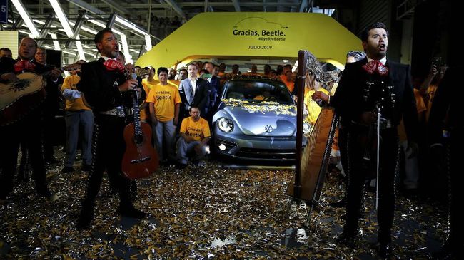 Salam Perpisahan Karyawan dengan Volkswagen Beetle Demi menjaga keberlangsungan pabrik, perusahaan punya rencana menggunakan jalur produksi Beetle untuk memproduksi SUV Tarek mulai 2020.