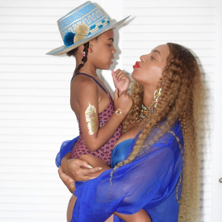 Meski sudah punya tiga anak, Beyonce enggak pernah pilih kasih dan mencintai semua anaknya, tak terkecuali si cantik Blue Ivy. (Foto: Instagram @beyonce)