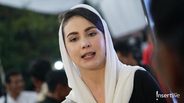 img-title Arumi Bachsin Diduga Tolak Salaman Saat Disambut, Warganet Ramai Mencibir