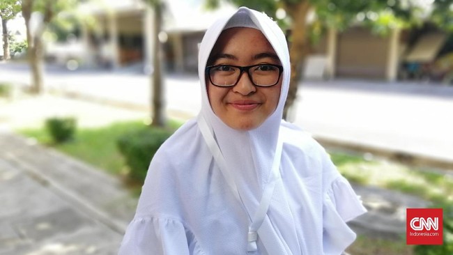 Saat banyak calon haji berusia lanjut, Azka Khoirunnisa baru berusia 18 tahun. Ia didaftarkan sejak usia 7 tahun sehingga bisa berhaji saat berusia muda.