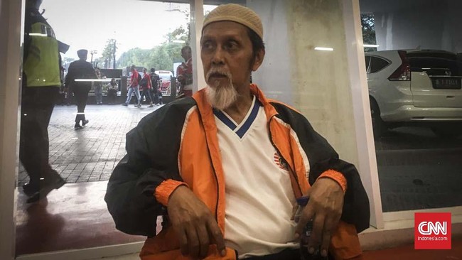 Legenda Persija Jakarta, Sofyan Hadi, yang menderita kanker sumsum sejak 2014 turut menyaksikan laga Macan Kemayoran menghadapi Persib.