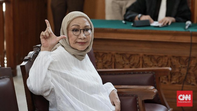 Berawal dari operasi plastik, Ratna Sarumpaet terseret hoaks pengeroyokan yang membuat heboh dan menyeret kubu Prabowo-Sandi jelang pilpres 2019.