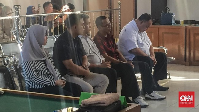 Lima komisioner dinilai terbukti melakukan perbuatan yang menyebabkan hak pilih orang lain hilang seperti yang tercantum dalam pasal 510 UU nomor 7 tahun 2017.