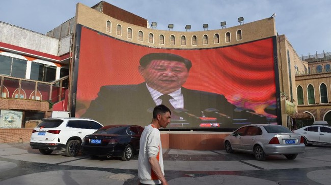 China membela kamp pendidikan di Xinjiang dan menyatakan bakal melanjutkan program pelatihan bagi etnis minoritas Muslim Uighur.