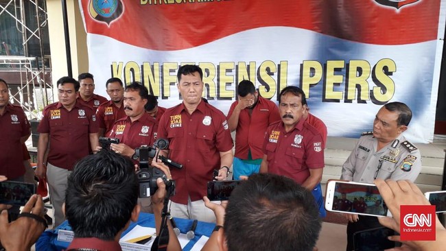 Komplotan pencuri sepeda motor yang beraksi dengan menyamar sebagai polisi yang melakukan penggerebekan narkoba dan memakai airsoft gun dibekuk.