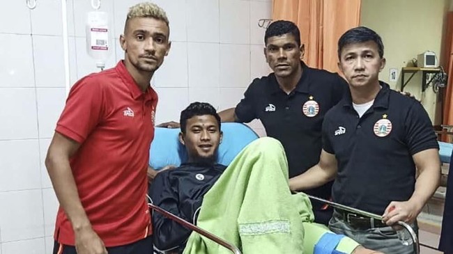 Gelandang Persija Bruno Matos menjenguk Muhammad 'Deden' Natshir yang mengalami patah kaki usai kedua pemain itu berbenturan di laga Persija vs Persib.