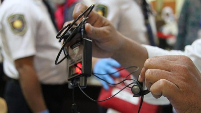 Panitia Penyelenggara Ibadah Haji (PPIH) Embarkasi Surabaya mengamankan 250 unit alat radio komunikasi (handy talkie) dari tas kabin para calon jemaah haji.