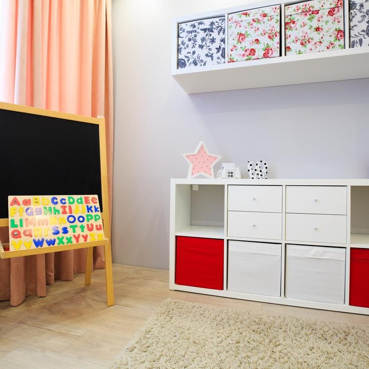 Kalau dekorasinya seperti ini, rasanya seperti di sekolah ya? Bunda juga bisa bermain dan belajar dengan si kecil. Laci dan boks penyimpanan mainan juga membuat ruangan terlihat lebih rapi. (Foto: iStock)