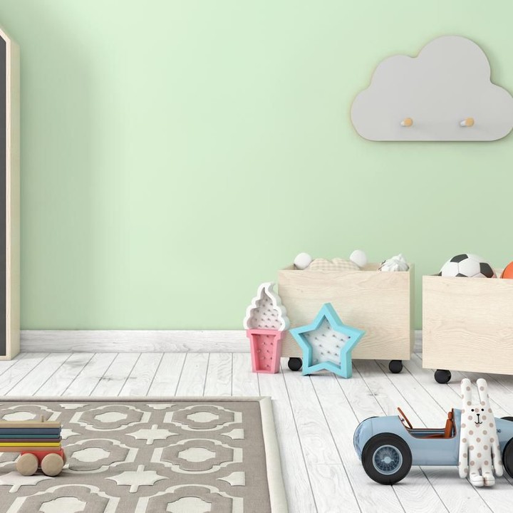 Bunda juga bisa pilih warna pastel untuk ruang main anak. Jangan lupa sertakan boks mainan yang dilengkapi roda supaya memudahkan Bunda saat dekorasi ulang. (Foto: iStock)