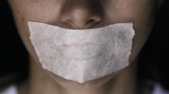 Tren plester mulut saat tidur seperti yang dilakukan Andien menuai pro kontra, namun sebenarnya ada manfaatnya bernapas dengan hidung saat tidur. 