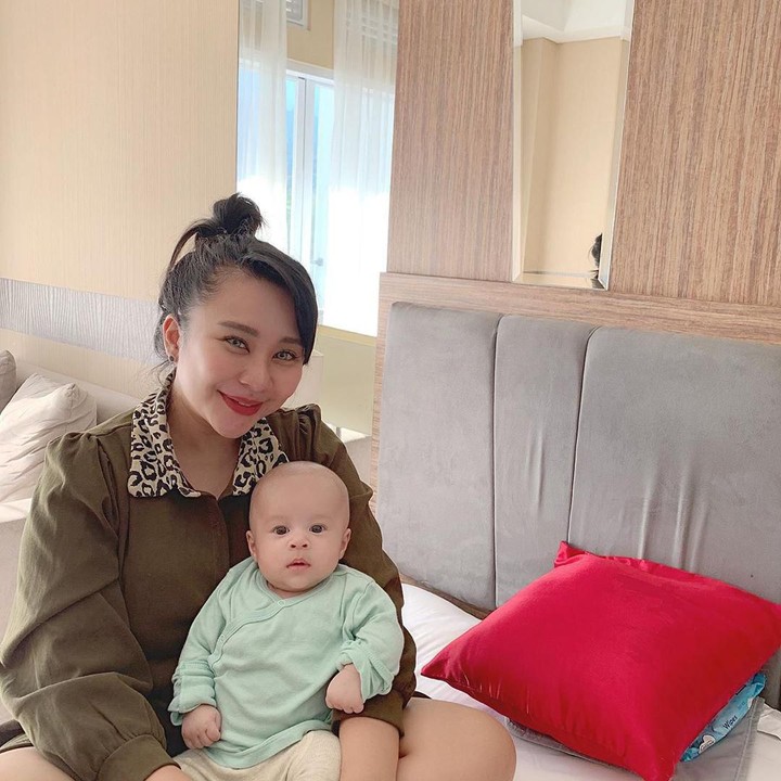 <p>Chikita Meidy, sukses lewat dua albumnya, Kuku Ku dan Gigi Gigi. Mantan penyanyi cilik yang kini berusia 29 tahun ini dikaruniai putra pertamanya, Javier di 2019.</p>