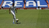 FOTO: Baru Diperkenalkan, Bek Baru Madrid Nyaris Pingsan Bek baru Real Madrid, Eder Militao, nyaris pingsan saat diperkenalkan untuk kali pertama menjadi pemain Los Blancos di Stadion Santiago Bernabeu, Rabu (10/7).