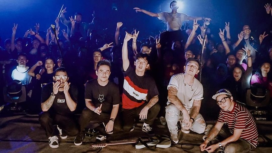 Lirik Lagu Dekat - Pee Wee Gaskins