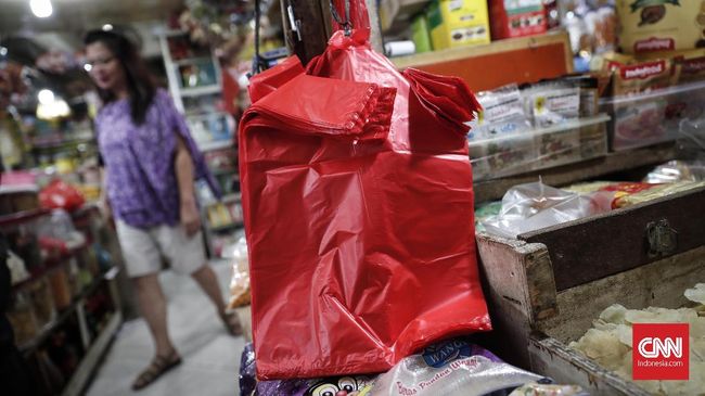 Warga dan pedagang menggunakan kantong plastik di Pasar Tebet, Jakarta, Jumat, 12 Juli 2019. Wahana Lingkungan Hidup (Walhi) menilai pemberlakuan cukai plastik tidak efektif untuk mengurangi jumlah sampah plastik yang tidak ramah lingkungan. Organisasi nonprofit tersebut menilai pemberlakuan cukai plastik, apalagi disertai aturan berdasarkan gradasi plastik bakal rentan dimanipulasi oleh industri.CNNIndonesia/Safir Makki