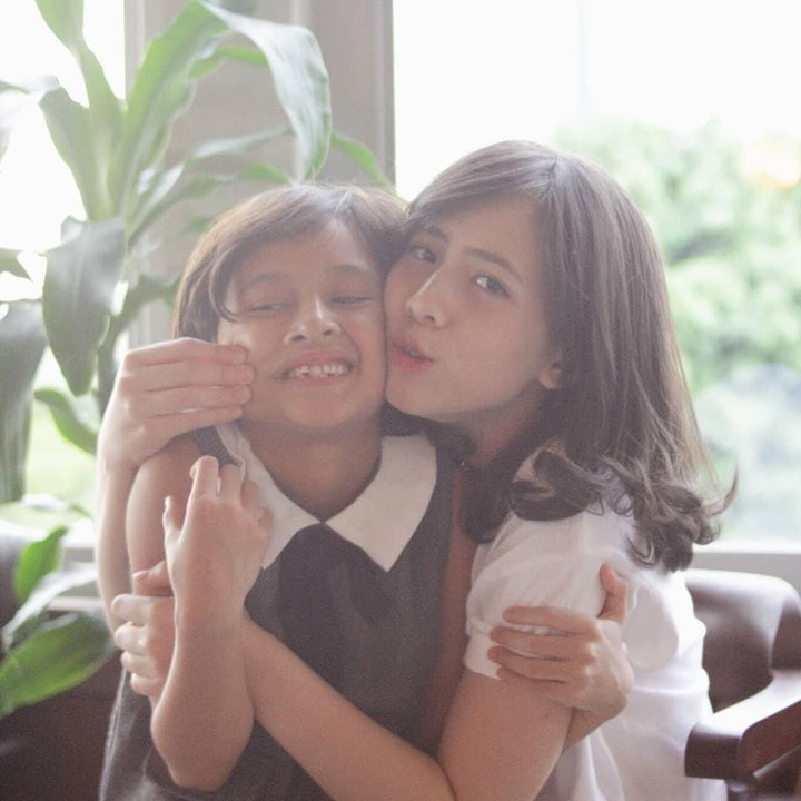 Salah satu kedekatan Zara dengan Widuri Putri Sasono, putri pasangan Dwi Sasono dan Widi Mulia, yang juga adik Zara di film Keluarga Cemara. (Foto: Instagram @jkt48.zara)
