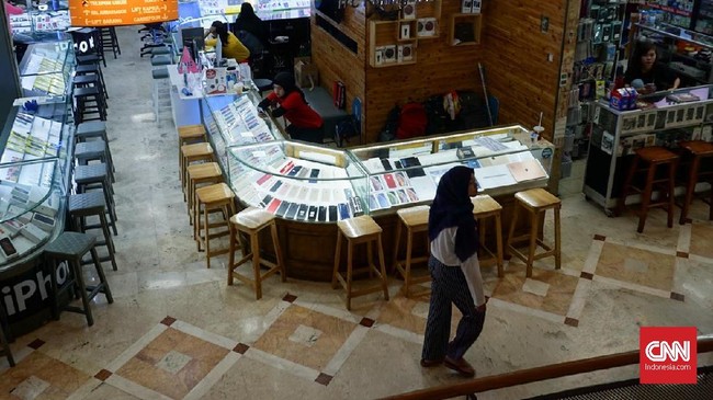 Suasana di pusat perbelanjaan ITC Kuningan, Jakarta Selatan, Jumat, 12 Juli 2019. Dalam beberapa bulan terakhir, pengunjung di ITC Kuningan menurun drastis, hal ini disebabkan oleh persaingan dengan penjualan sistem online. CNN Indonesia/Daniela